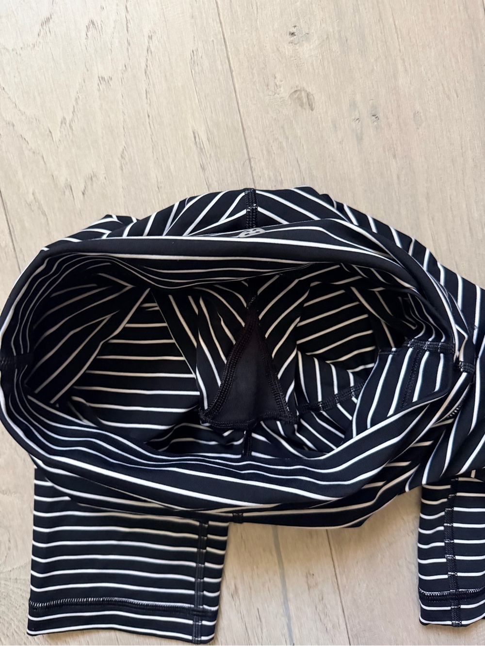 LULULEMON WUNDER UNDER CROP 21” LUXTREME PARALLEL STRIPE BLACK WHITE - Picture 5 of 6